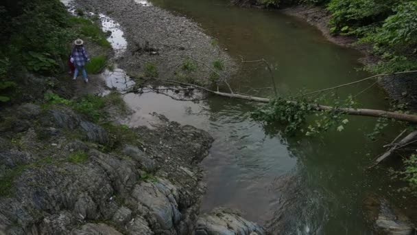 Aerial Drone Laukaus Onnellinen Perhe Kävelee Lähellä Wild River Hämärässä — kuvapankkivideo