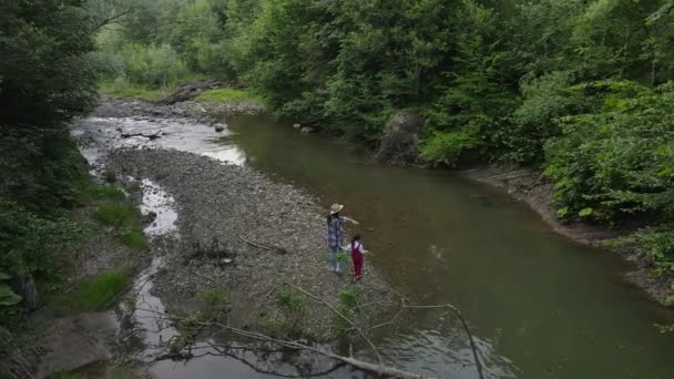 Aerial Drone Shot Opiekuńczej Młodej Atrakcyjnej Kobiety Kapeluszu Trzymając Ręce — Wideo stockowe