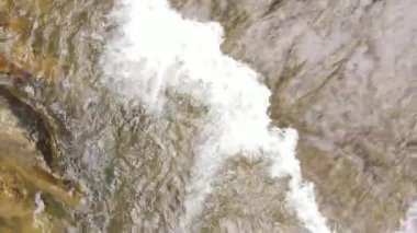 Güçlü dağ suyu akıntısına yakın çekim yap yoksa yaz mevsiminde nehir tepeden aşağı akar. Vahşi doğa unsurları. Ulusal parktaki doğal su, koruma altındaki doğal alan veya rezerv.