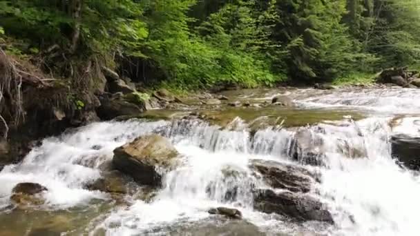 Luchtfoto Van Drone Beelden Van Bergrivierwater Met Stenen Stroomversnellingen Spatten — Stockvideo