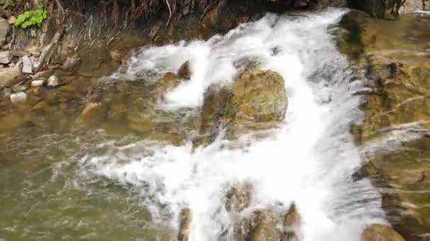 Drone Shot Van Prachtige Rivier Met Stenen Stroomversnellingen Spatten Zomer — Stockvideo