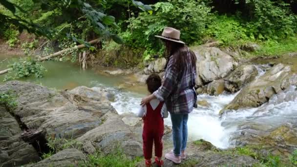 Genç Anne Anaokulu Kızı Yazın Yeşil Ormanın Ortasında Küçük Bir — Stok video