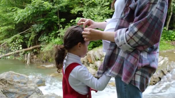 Cuidar Mãe Grávida Jovem Chapéu Colocando Camomila Flor Branca Cabelo — Vídeo de Stock
