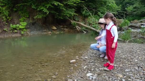 Allegro Attraente Donna Incinta Cappello Carina Figlioletta Gettando Rocce Nel — Video Stock