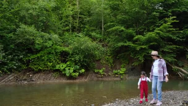 Ateşli Şirin Küçük Anaokulu Kızının Hamile Annesi Yeşil Karışık Ormanın — Stok video