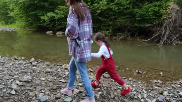 Família Feliz Andando Perto Rio Montanhas Amante Jovem Mãe Chapéu — Vídeo de Stock