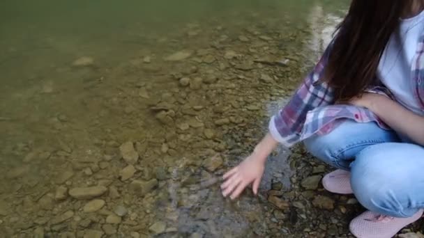 Nahaufnahme Seitenansicht Der Unkenntlichen Weiblichen Hand Berührt Sanft Wasseroberfläche Wald — Stockvideo