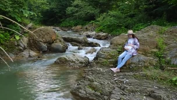 Şapkalı Tatlı Genç Hamile Bir Kadın Nehir Suyunun Yanındaki Yeşil — Stok video