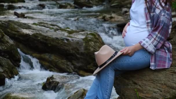 Primer Plano Joven Embarazada Irreconocible Sentada Borde Del Acantilado Cerca — Vídeos de Stock