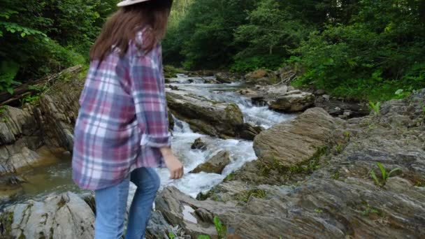 Mulher Grávida Chapéu Andando Passar Tempo Floresta Perto Água Rio — Vídeo de Stock