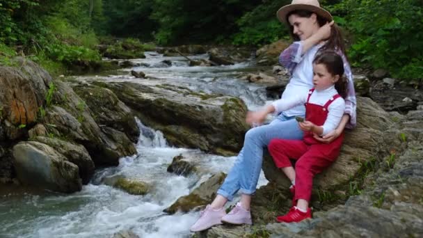 Alegre Linda Niña Madre Embarazada Sombrero Sentarse Piedra Borde Cerca — Vídeos de Stock