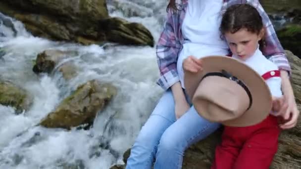 Small Preschooler Daughter Puts Hat Sitting Young Pregnant Mother Water — Stock Video