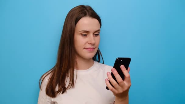 Retrato Mujer Joven Usa Sonrisa Del Teléfono Móvil Mientras Video — Vídeos de Stock