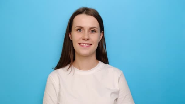 Portræt Sød Ung Kvinde Ser Kamera Latter Føles Glad Klædt – Stock-video