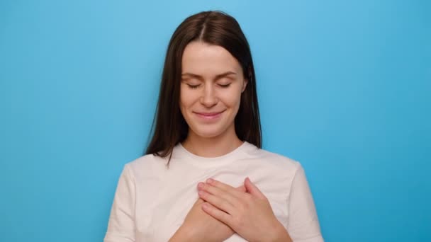 Retrato Joven Milenaria Puso Las Palmas Dobladas Corazón Aislado Fondo — Vídeo de stock