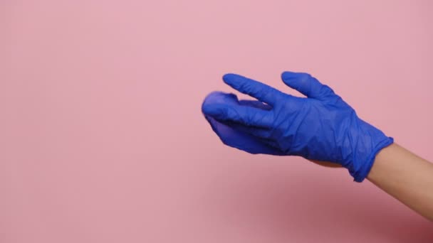 Крупным Планом Неузнаваемая Молодая Женщина Снимает Синие Медицинские Перчатки Бросает — стоковое видео