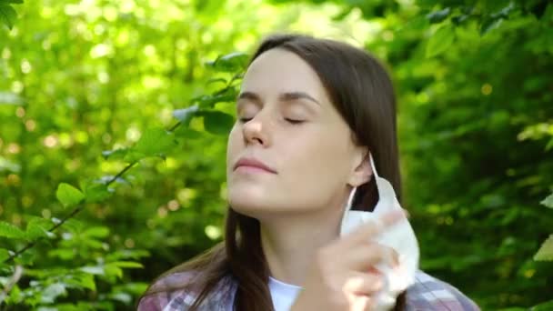 Tæt Portræt Sød Brunette Kvinde Medicinsk Steril Maske Stående Grøn – Stock-video