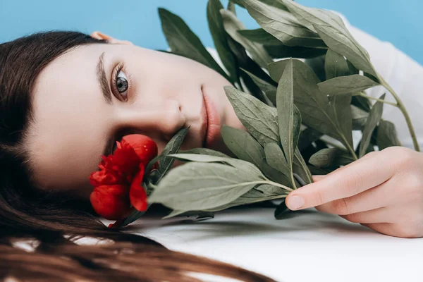 Portré Egy Kedves Fiatal Romantikus Lány Kezében Piros Virág Arc — Stock Fotó