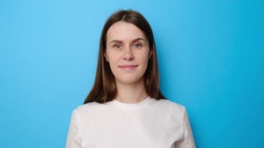 Neşeli, tatlı esmer kız. Bluek stüdyosunun arka planında izole edilmiş, ellerini uzatarak kameraya bakıyor. Sevimli bir gülümsemeyle, kucaklamak istiyor. Gel kollarıma.!