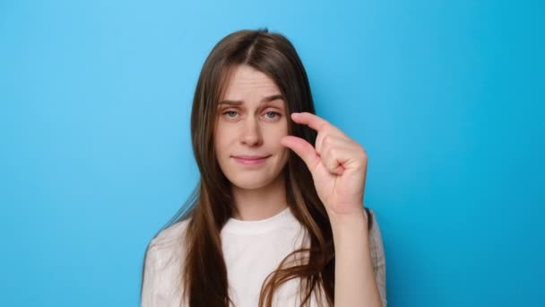 Retrato Una Mujer Morena Aislada Sobre Fondo Estudio Azul Muestra — Vídeos de Stock