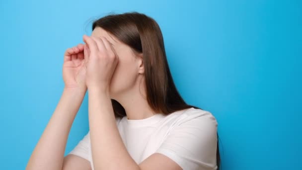 Nieuwsgierige Brunette Vrouw Observeren Verre Horizon Kijken Door Verrekijker Hand — Stockvideo