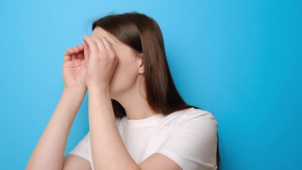 Mujer Morena Curiosa Observando Horizonte Lejano Mirando Través Binoculares Gesto — Vídeos de Stock