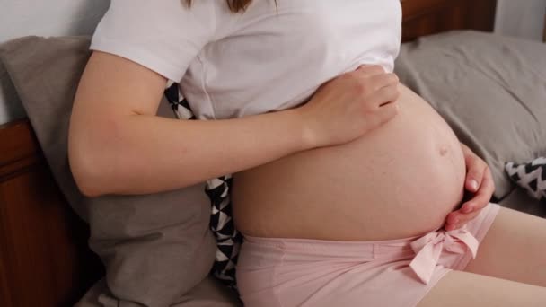 Közelről Nézve Egészségtelen Fiatal Terhes Allergiás Tünetekkel Vakarja Gyomor Feküdt — Stock videók