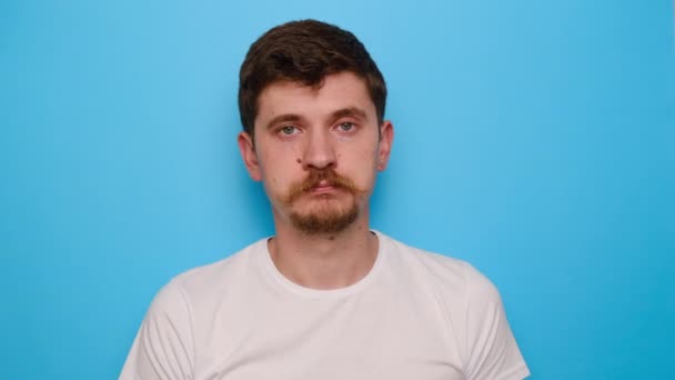 Sıkılmış Genç Bir Adam Motivasyon Eksikliği Ilgisizlik Tişört Giyiyor Mavi — Stok video