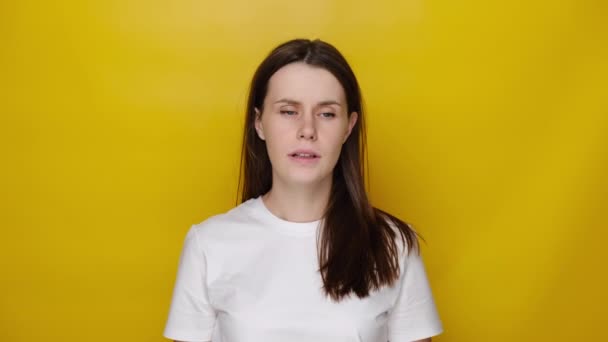 Τεμπέλικη Νυσταγμένη Νεαρή Γυναίκα Απομονωμένη Κίτρινο Φόντο Στούντιο Στέκεται Ακουμπισμένη — Αρχείο Βίντεο