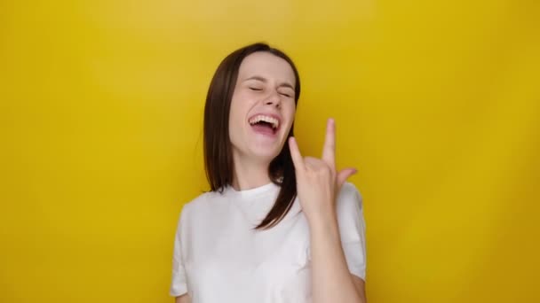 Glückliches Nettes Junges Mädchen Macht Rock Roll Zeichen Schreit Laut — Stockvideo