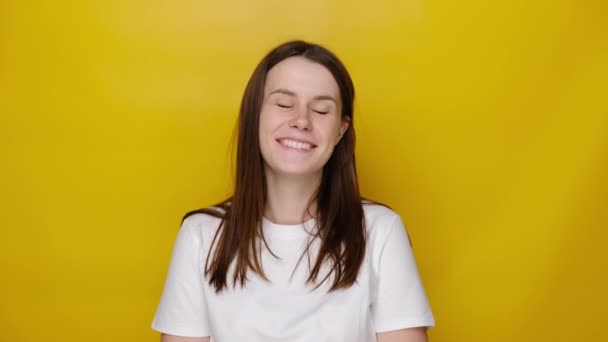 Kamera Kahkahalarına Bakan Sevimli Bir Kadının Portresi Mutlu Beyaz Tişört — Stok video