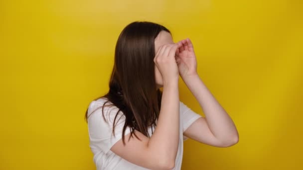 Zvědavá Mladá Dívka Pozorující Vzdálený Horizont Pozorující Dalekohledem Gesto Ruky — Stock video