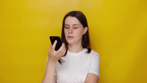 Wanita Millennial Memegang Telepon Berbicara Mengaktifkan Asisten Suara Digital Virtual — Stok Video