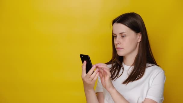 Millennial Joven Mujer Sostiene Teléfono Inteligente Recibir Sms Con Grandes — Vídeos de Stock