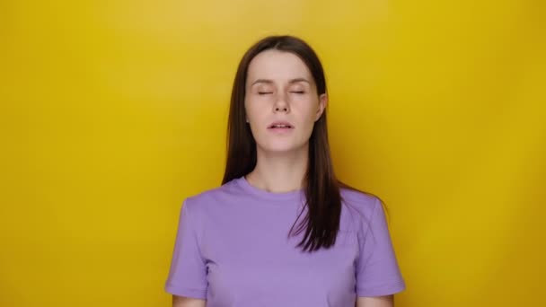 专注的年轻女性用泥巴手冥想 冷静的年轻女孩闭眼练习瑜伽 控制情绪 深呼吸 在黄色工作室背景下被隔离 无压力概念 — 图库视频影像