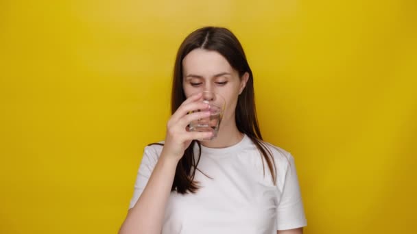 Susamış Genç Bir Kadın Cam Içeceklerle Susuzluğu Önlüyor Bağırsak Fonksiyonlarını — Stok video