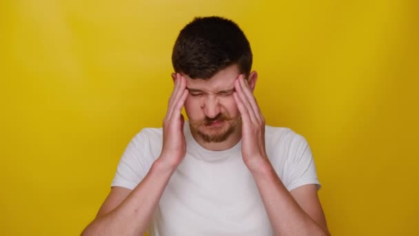 Наголошений Нещасний Молодий Чоловік Заспокоює Полегшуючи Головний Біль Емоційне Полегшення — стокове відео