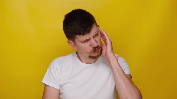 Stresszes Boldogtalan Fiatalember Bedugja Fülét Fájdalmas Kényelmetlenséget Érez Elkerüli Rossz — Stock videók