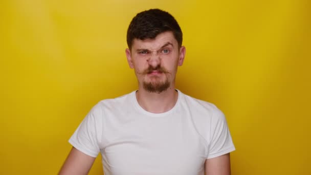 Portrait Jeune Homme Insatisfait Montrant Les Pouces Vers Bas Geste — Video