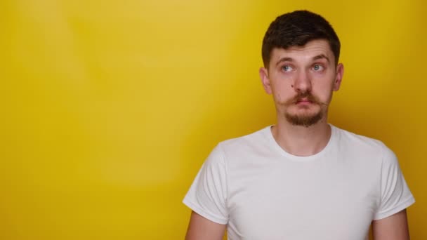 Porträtt Attraktiva Unga Manliga Ser Förvåning Har Överraskad Uttryck Klädd — Stockvideo