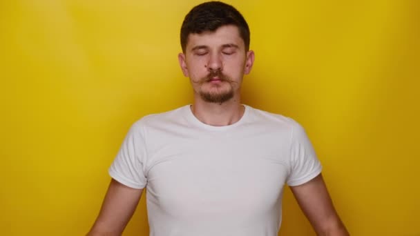 Retrato Homem Jovem Relaxado Tenta Relaxar Após Trabalho Duro Medita — Vídeo de Stock