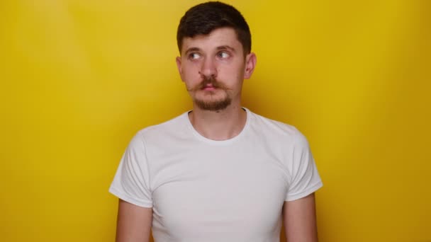 Portrait Jeune Homme Brossant Doigt Sur Les Lèvres Demandant Garder — Video