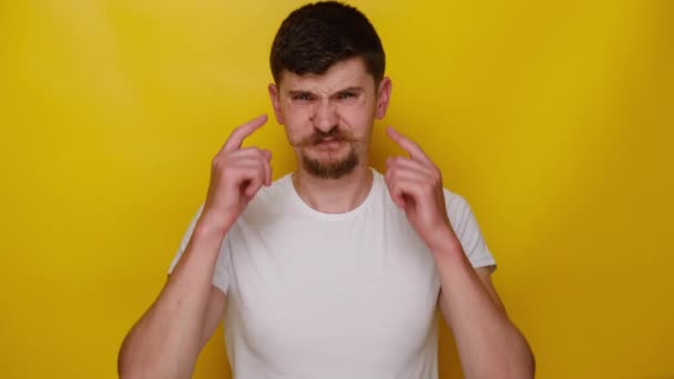 Sinirli Mutsuz Genç Adam Kulaklarını Kapatıyor Tavsiyeden Kaçıyor Hoş Olmayan — Stok video
