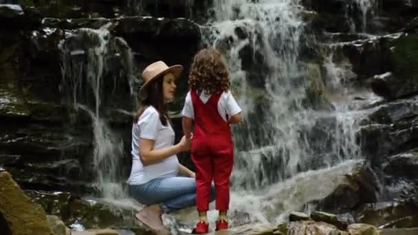 Alegre Cariñosa Niña Pequeña Besa Feliz Mamá Joven Sombrero Abrazando — Vídeo de stock