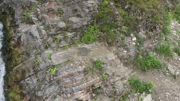 Drone Tiro Fluxo Montanha Cachoeira Fluindo Entre Rochas Pedras Dia — Vídeo de Stock