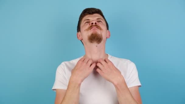 Ongezonde Trieste Millennial Man Met Allergie Symptomen Krassen Nek Gekleed — Stockvideo