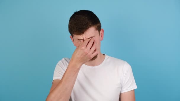 Cansado Jovem Massageando Ponte Nasal Sentindo Tensão Ocular Cara Exausto — Vídeo de Stock