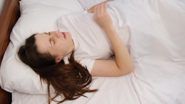 Jeune Femme Couchée Dans Lit Blanc Couvrant Tête Avec Oreiller — Video