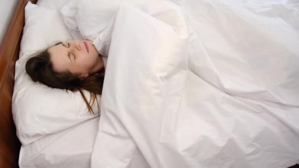 Вид Зверху Розчарованої Молодої Жінки Лежить Під Ковдрою Прокидається Ліжку — стокове відео