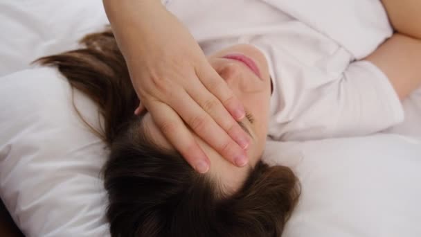 Zijaanzicht Van Attente Jonge Vrouw Die Handjes Het Voorhoofd Houdt — Stockvideo